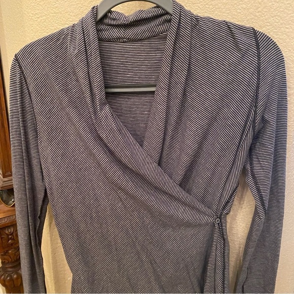 LULULEMON Women Gray Striped Faux Wrap Long Sleeve Top Size 4-6 - Picture 2 of 6